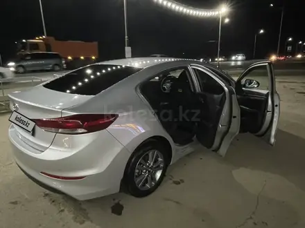 Hyundai Elantra 2018 года за 8 100 000 тг. в Актобе – фото 4