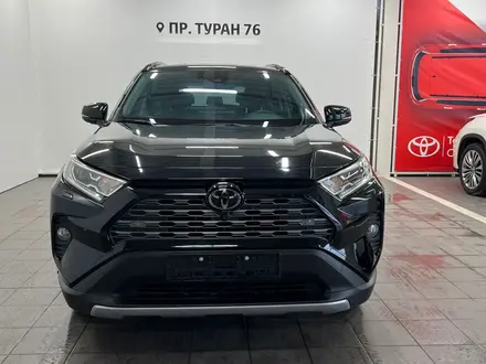 Toyota RAV4 2021 года за 17 900 000 тг. в Астана – фото 2