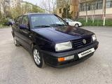 Volkswagen Vento 1996 годаfor1 200 000 тг. в Шымкент