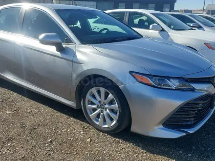 Toyota Camry 2018 года за 12 800 000 тг. в Атырау