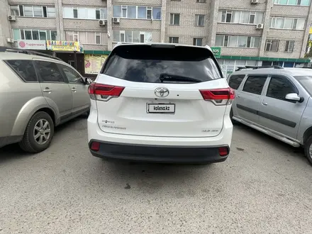 Toyota Highlander 2018 года за 11 400 000 тг. в Актобе – фото 3