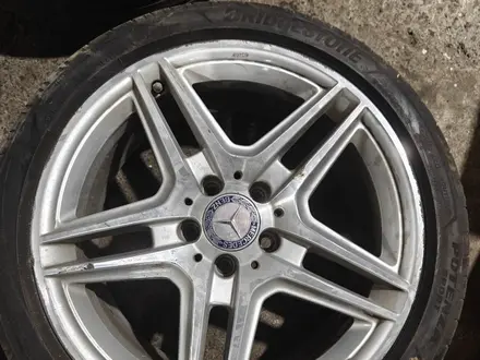 Диски AMG с резиной 245/40/R18 Mercedes W212 за 360 000 тг. в Караганда – фото 3