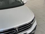 Volkswagen Tiguan 2022 года за 16 400 000 тг. в Атырау – фото 2