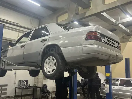 Mercedes-Benz E 200 1993 года за 1 100 000 тг. в Астана – фото 4