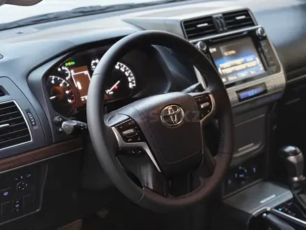 Toyota Land Cruiser Prado 2018 года за 19 800 000 тг. в Актобе – фото 9