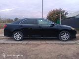 Toyota Camry 2014 года за 6 100 000 тг. в Уральск – фото 2