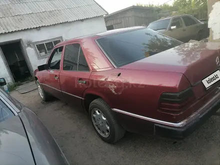 Mercedes-Benz E 260 1990 года за 1 200 000 тг. в Караганда – фото 2