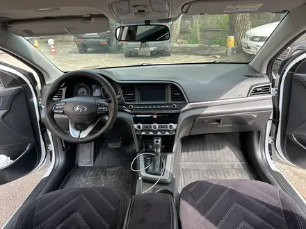 Hyundai Elantra 2019 года за 9 000 000 тг. в Алматы – фото 12