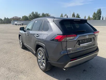 Toyota RAV4 Luxe+ 2025 года за 21 500 000 тг. в Актобе – фото 2