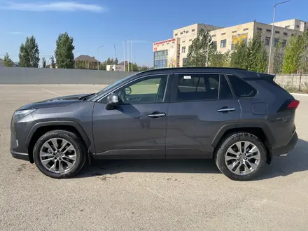 Toyota RAV4 Luxe+ 2025 года за 21 500 000 тг. в Актобе – фото 3