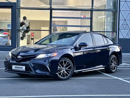 Toyota Camry 2021 года за 13 600 000 тг. в Шымкент