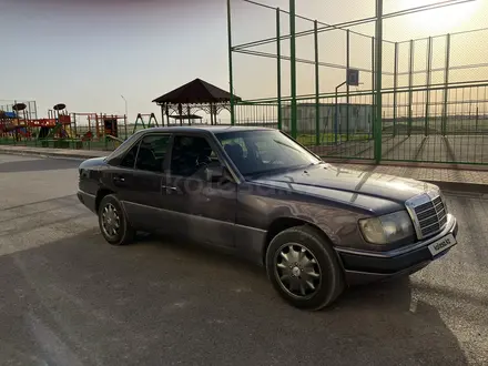 Mercedes-Benz E 220 1992 года за 2 100 000 тг. в Туркестан – фото 2