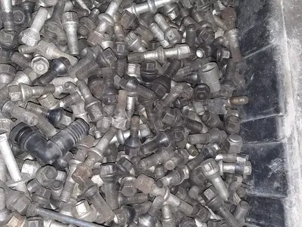 Болт (шпилька, гайка) колесный БМВ Е39 Е60 F10 за 500 тг. в Алматы