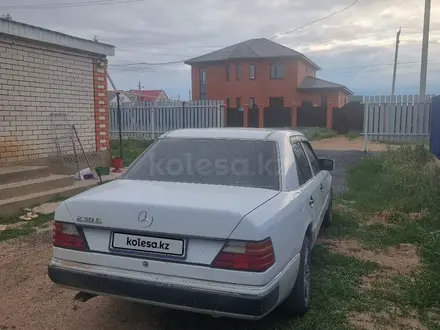 Mercedes-Benz E 200 1992 года за 1 700 000 тг. в Актобе – фото 3