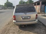 Kia Carnival 2000 года за 1 200 000 тг. в Шымкент – фото 2