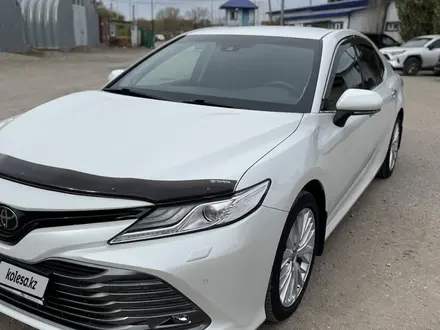 Toyota Camry 2021 года за 14 700 000 тг. в Актобе – фото 6