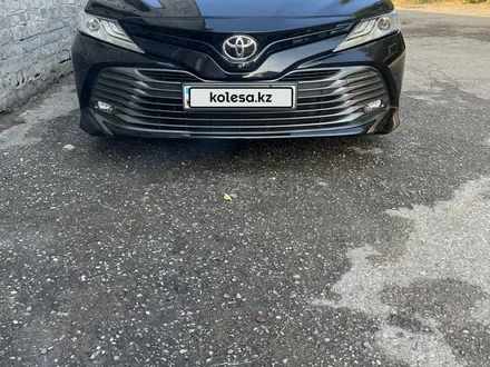 Toyota Camry 2018 года за 16 100 000 тг. в Семей – фото 4