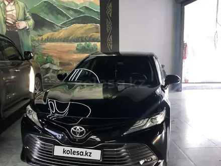 Toyota Camry 2018 года за 16 100 000 тг. в Семей