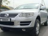 Volkswagen Touareg 2007 годаүшін8 500 000 тг. в Алматы