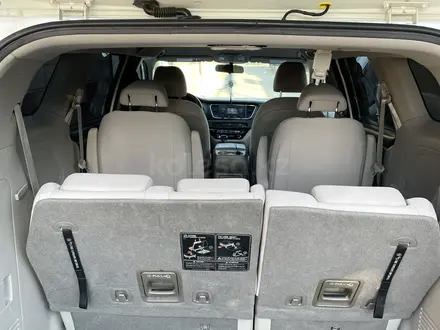 Kia Carnival 2015 года за 11 500 000 тг. в Шымкент – фото 4