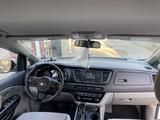 Kia Carnival 2015 года за 11 500 000 тг. в Шымкент – фото 5