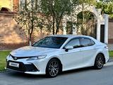 Toyota Camry 2021 года за 16 500 000 тг. в Шымкент – фото 2