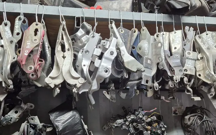 Кронштейн капота за 300 тг. в Алматы