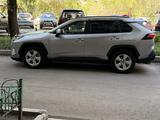 Toyota RAV4 2020 года за 14 300 000 тг. в Семей – фото 3