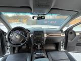 Volkswagen Touareg 2007 года за 6 500 000 тг. в Курчатов – фото 4