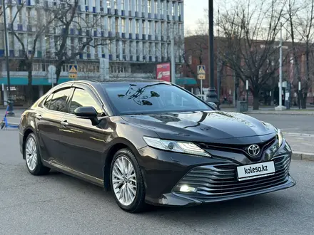 Toyota Camry 2018 года за 12 900 000 тг. в Алматы – фото 2