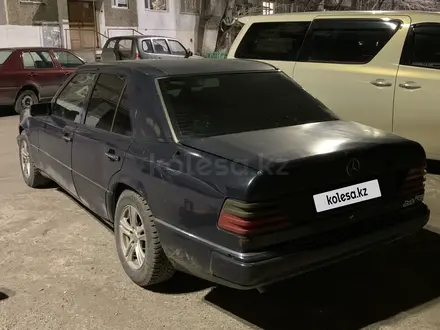 Mercedes-Benz E 200 1990 года за 780 000 тг. в Караганда – фото 3