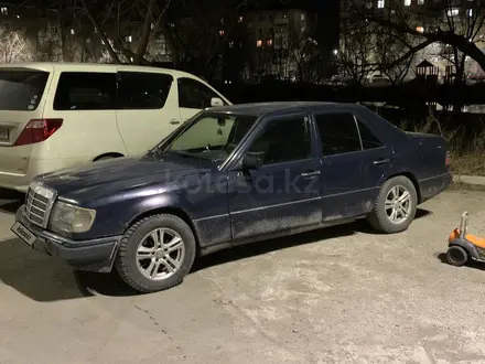 Mercedes-Benz E 200 1990 года за 780 000 тг. в Караганда – фото 2