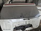 Стекло с крышки багажника на Cadillac Escalade 3 за 75 000 тг. в Алматы