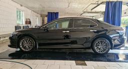 Toyota Camry 2019 года за 13 300 000 тг. в Алматы – фото 2