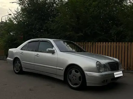 Mercedes-Benz E 320 2000 года за 5 100 000 тг. в Алматы – фото 2