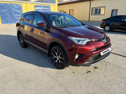 Toyota RAV4 2017 года за 12 000 000 тг. в Атырау – фото 2