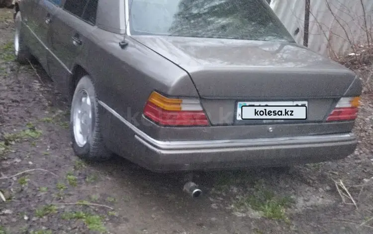 Mercedes-Benz E 230 1993 года за 900 000 тг. в Алматы
