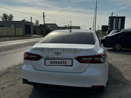 Toyota Camry 2023 года за 19 000 000 тг. в Атырау – фото 2