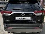 Toyota RAV4 2021 года за 18 900 000 тг. в Алматы – фото 3