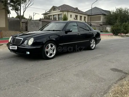 Mercedes-Benz E 320 2001 года за 4 300 000 тг. в Шымкент – фото 2