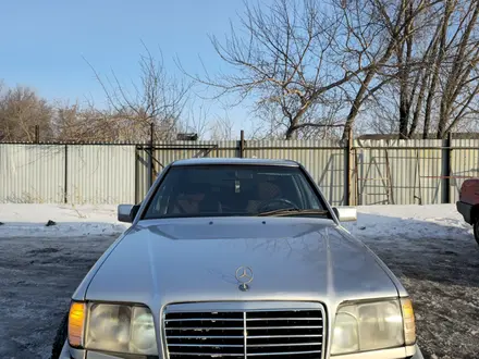 Mercedes-Benz E 220 1993 года за 2 700 000 тг. в Караганда – фото 2