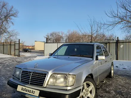 Mercedes-Benz E 220 1993 года за 2 700 000 тг. в Караганда