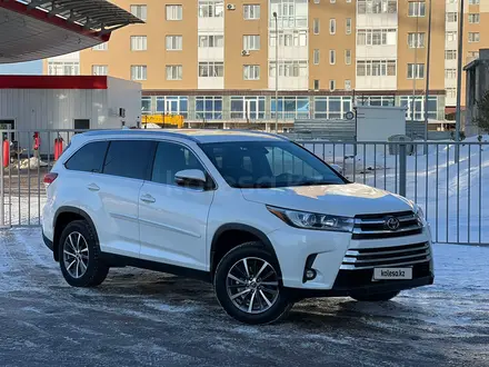 Toyota Highlander 2019 года за 19 000 000 тг. в Астана