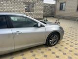 Toyota Camry 2015 года за 6 600 000 тг. в Атырау – фото 3