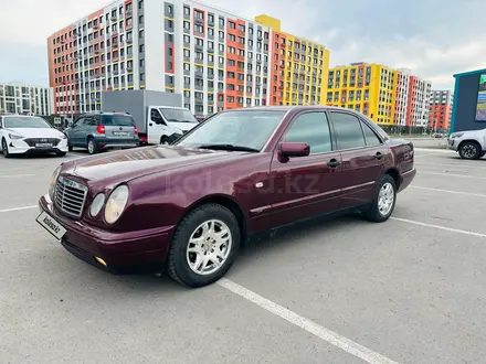 Mercedes-Benz E 230 1997 года за 2 100 000 тг. в Астана