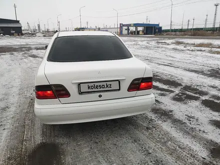 Mercedes-Benz E 220 2001 года за 3 100 000 тг. в Жезказган – фото 2