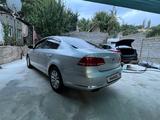 Volkswagen Passat 2014 года за 5 800 000 тг. в Шымкент – фото 2