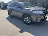 Toyota Highlander 2018 года за 17 400 000 тг. в Алматы – фото 2