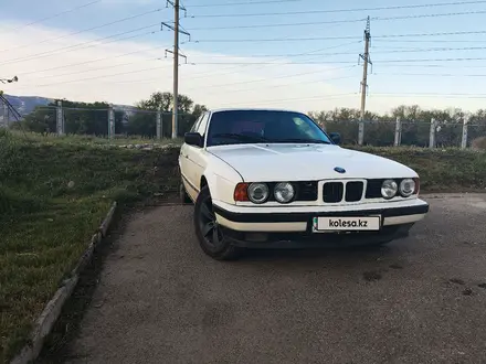 BMW 525 1990 года за 2 150 000 тг. в Талдыкорган – фото 2