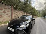 Toyota Camry 2021 года за 17 800 000 тг. в Алматы – фото 3